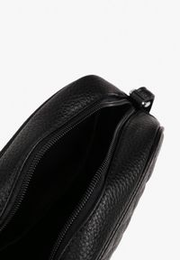 Renee - Czarna Pikowana Torebka Listonoszka Ozdobiona Napisem Silanire. Kolor: czarny. Wzór: napisy, aplikacja. Materiał: pikowane. Styl: elegancki, biznesowy, klasyczny, casual