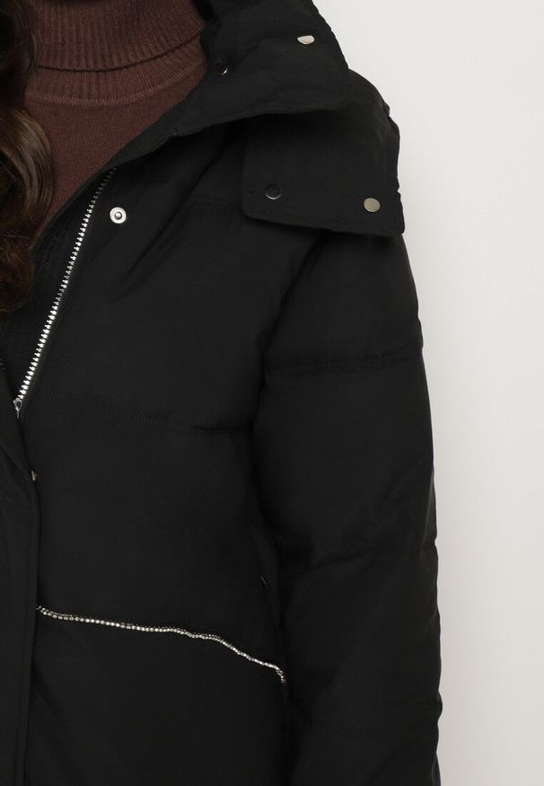 Born2be - Czarna Pikowana Kurtka o Kroju Oversize z Kapturem Kieszeniami i Cyrkoniami Metania. Okazja: na co dzień. Typ kołnierza: kaptur. Kolor: czarny. Materiał: dzianina, jeans. Długość rękawa: długi rękaw. Długość: długie. Wzór: aplikacja. Styl: wizytowy, casual, elegancki