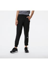 Spodnie New Balance MP21272BK – czarne. Kolor: czarny. Materiał: materiał, prążkowany. Wzór: napisy. Sport: bieganie, fitness
