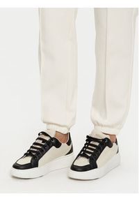 Guess Spodnie dresowe V5RB13 KC3D2 Écru Regular Fit. Materiał: bawełna, syntetyk