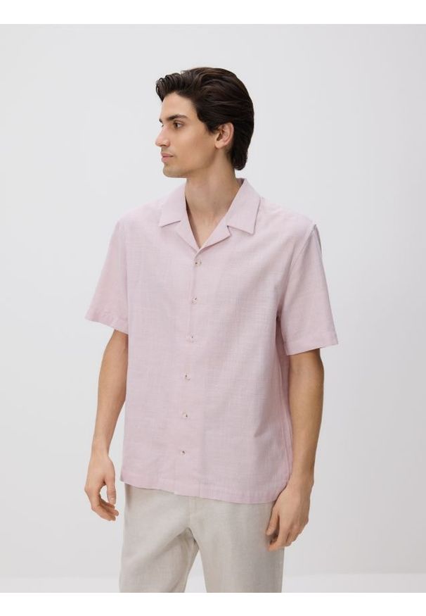 Reserved - Koszula comfort fit - pastelowy róż. Kolor: różowy. Materiał: bawełna, tkanina