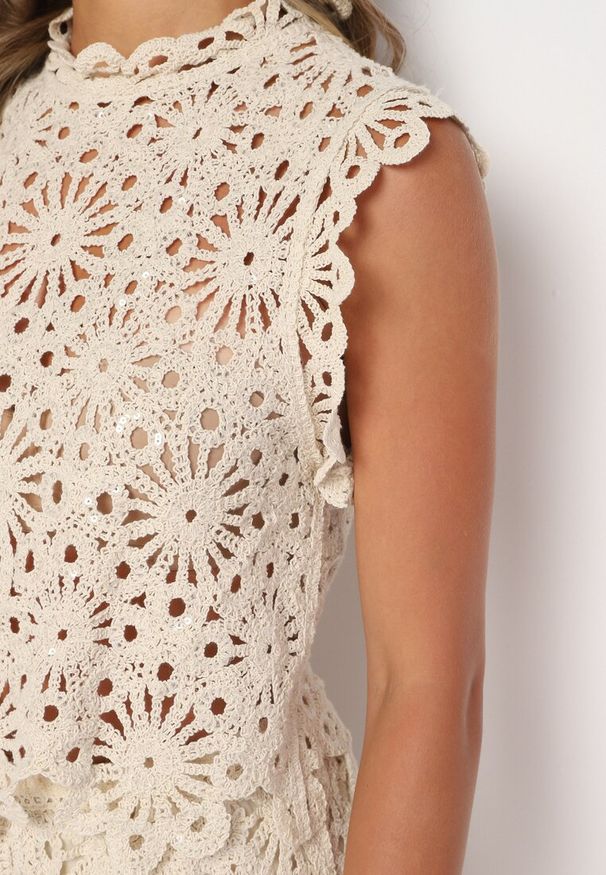 Born2be - Beżowy 2-Częściowy Komplet Ażurowy Top ze Stójką Szorty z Gumką w Pasie Rivassea. Kolor: beżowy. Materiał: materiał, bawełna. Wzór: ażurowy