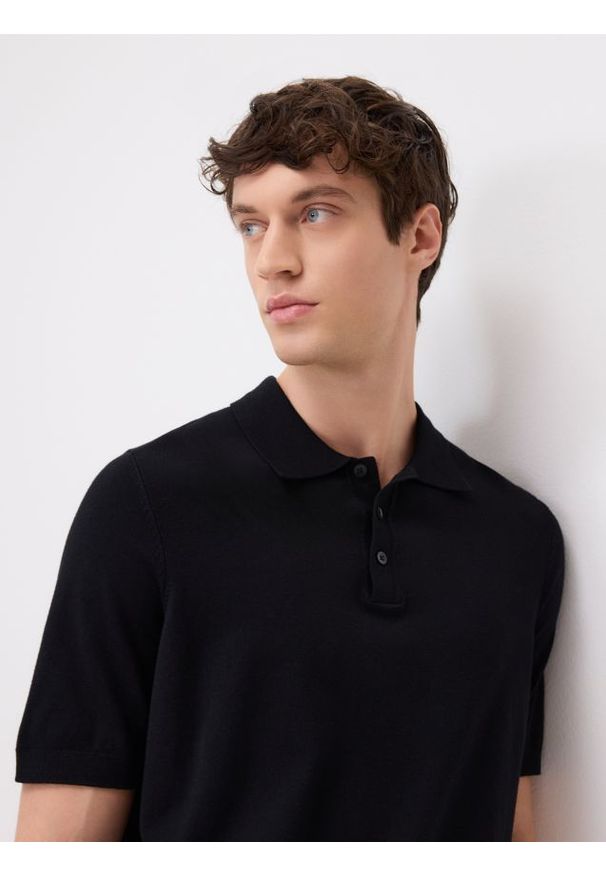 Reserved - Sweter polo z wiskozą - czarny. Typ kołnierza: polo. Kolor: czarny. Materiał: wiskoza
