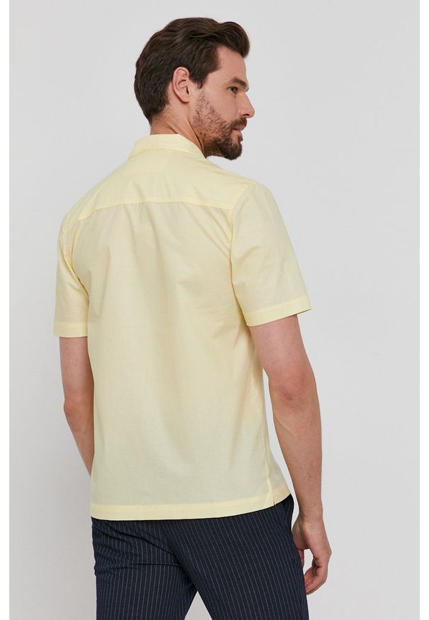 Lyle & Scott Koszula bawełniana męska kolor żółty regular z kołnierzykiem klasycznym. Okazja: na co dzień. Typ kołnierza: kołnierzyk klasyczny. Kolor: żółty. Materiał: bawełna. Styl: klasyczny