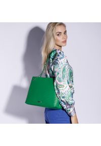 Wittchen - Torebka worek z przeszyciami na łańcuszku zielona. Kolor: zielony. Wzór: haft. Dodatki: z haftem. Materiał: skórzane. Styl: rockowy, casual, elegancki #2