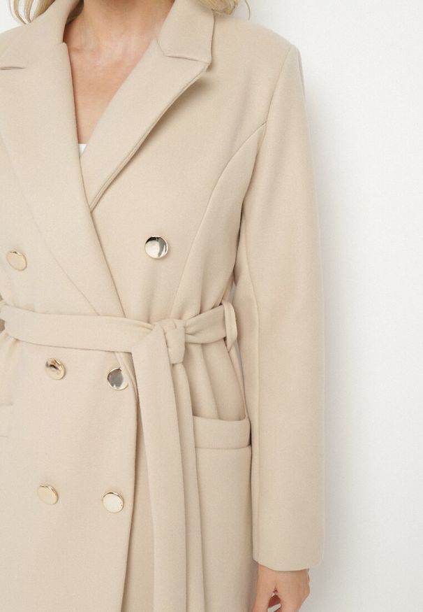 Born2be - Beżowy Płaszcz Dwurzędowy z Paskiem Caeyle. Kolor: beżowy. Materiał: tkanina. Długość rękawa: długi rękaw. Długość: długie. Sezon: zima, jesień. Styl: klasyczny