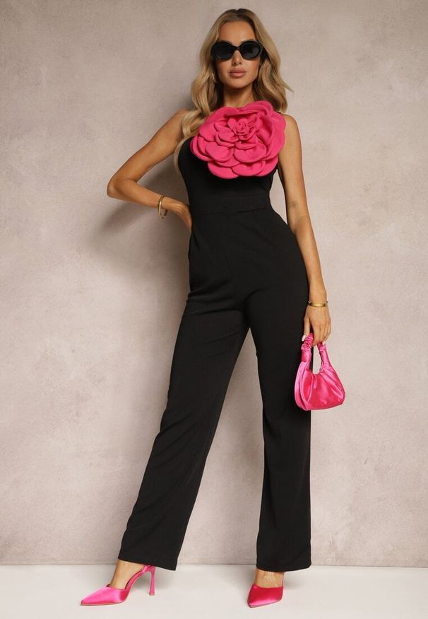 Renee - Czarny Taliowany Kombinezon o Asymetrycznym Kroju na Jedno Ramię z Aplikacją Kwiatu Acclea. Okazja: na imprezę, na co dzień. Kolor: czarny. Wzór: kwiaty, aplikacja. Styl: casual, elegancki