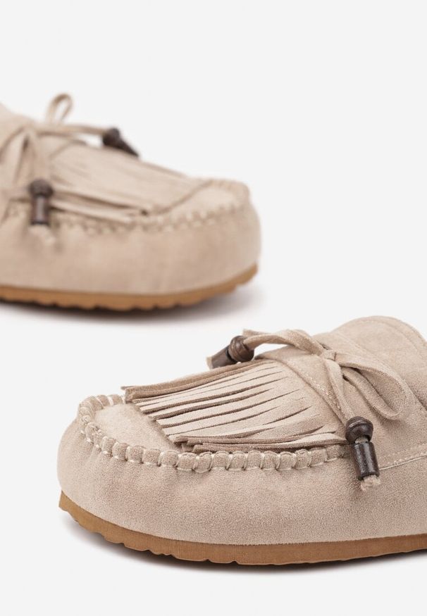 Renee - Ciemnobeżowe Klapki Ozdobione Kokardą i Frędzlami Felindrise. Okazja: na spacer. Kolor: beżowy. Wzór: aplikacja. Sezon: lato. Styl: elegancki, boho