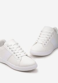 Born2be - Białe Sneakersy z Brokatowym Paskiem na Bogu Calapsa. Nosek buta: okrągły. Zapięcie: pasek. Kolor: biały. Materiał: materiał. Obcas: na obcasie. Wysokość obcasa: niski