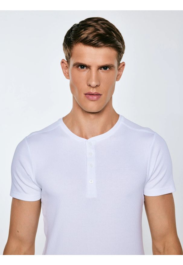 Big-Star - Koszulka męska z prążkowanej dzianiny biała Basicag 101. Okazja: na co dzień. Kolor: biały. Materiał: dzianina, prążkowany. Długość rękawa: krótki rękaw. Długość: krótkie. Styl: elegancki, casual