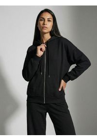 Sinsay - Rozpinana bluza z kapturem basic - czarny. Typ kołnierza: kaptur. Kolor: czarny #1