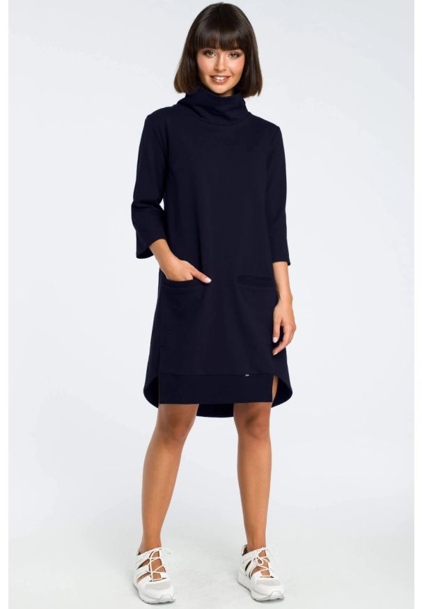 BeWear - Trapezowa sukienka bawełniana z golfem granatowa. Okazja: na co dzień. Typ kołnierza: golf. Kolor: niebieski. Materiał: bawełna, dresówka. Długość rękawa: długi rękaw. Typ sukienki: trapezowe. Styl: casual, elegancki. Długość: midi