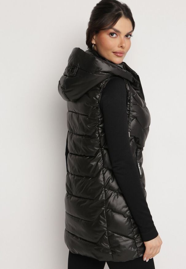 Born2be - Czarna Kamizelka z Odpinanym Kapturem Pikowana z Kieszeniami Quillasa. Kolor: czarny. Materiał: materiał. Sezon: jesień, wiosna