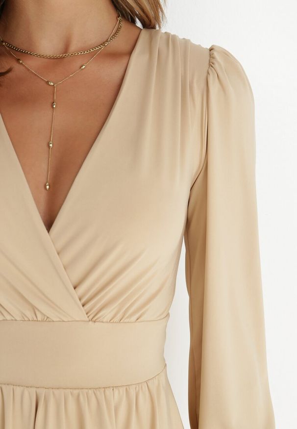 Born2be - Jasnobeżowa Sukienka Kopertowa Taliowana Maecenus. Okazja: na co dzień. Typ kołnierza: dekolt w serek. Kolor: beżowy. Materiał: wiskoza. Typ sukienki: kopertowe. Styl: casual, elegancki