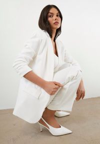 Born2be - Biała Marynarka Bez Zapięć z Ozdobnym Marszczeniem i Imitacją Kieszeni Phelotis. Okazja: na co dzień, do pracy, na spotkanie biznesowe. Kolor: biały. Materiał: jeans. Styl: casual, biznesowy, elegancki #2