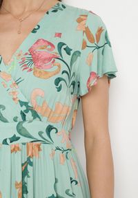 Born2be - Zielona Rozkloszowana Sukienka Maxi z Wiskozy w Kwiaty z Kopertowym Dekoltem Ilitta. Kolor: zielony. Materiał: wiskoza. Wzór: kwiaty. Sezon: lato. Typ sukienki: kopertowe. Długość: maxi #5