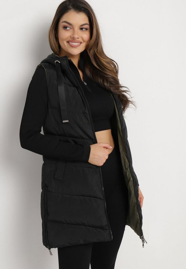 Born2be - Czarna Pikowana Kamizelka Dwustronna z Kapturem i Sznurkami Leorani. Okazja: na co dzień, na spacer. Typ kołnierza: kaptur. Kolor: czarny. Materiał: jeans. Styl: casual, sportowy