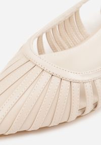 Born2be - Beżowe Sandały na Płaskiej Podeszwie Ozdobione Wycięciami Auraly. Okazja: na co dzień. Zapięcie: sprzączka. Kolor: beżowy. Wzór: aplikacja. Obcas: na płaskiej podeszwie. Styl: casual, elegancki #3