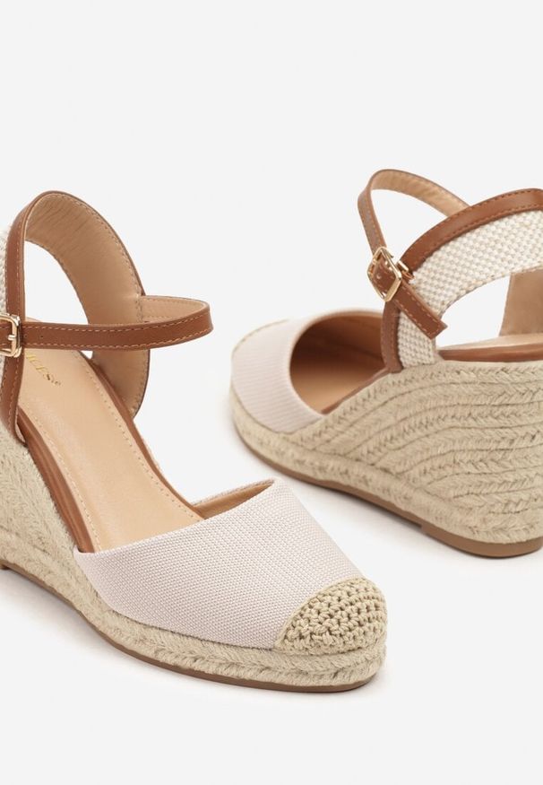 Renee - Beżowe Sandały Vices w Stylu Espadryli na Koturnie z Plecionki Amoiella. Okazja: na co dzień. Kolor: beżowy. Sezon: wiosna, lato. Obcas: na koturnie. Styl: boho, casual, elegancki