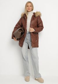 Born2be - Brązowa Pikowana Kurtka z Kapturem z Futerkiem Oliresa. Okazja: na co dzień. Typ kołnierza: kaptur. Kolor: brązowy. Materiał: futro. Styl: casual, sportowy #2