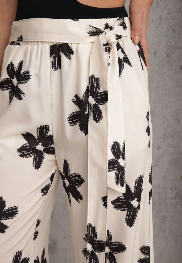 Renee - Czarno-Kremowe Szerokie Spodnie High Waist z Kwiatowym Printem i Wiązanym Paskiem Oramare. Okazja: na co dzień. Stan: podwyższony. Kolor: czarny. Długość: krótkie. Wzór: kwiaty, nadruk. Styl: boho, casual