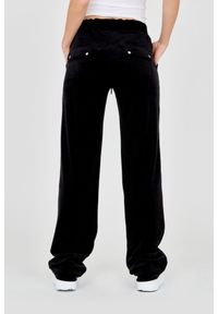 Juicy Couture - JUICY COUTURE Czarne spodnie dresowe z weluru. Kolor: czarny. Materiał: poliester