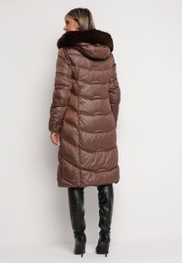 Born2be - Brązowa Pikowana Kurtka Płaszcz za Kolano z Kapturem i Futerkiem Naelora. Okazja: na spacer, na co dzień. Typ kołnierza: kaptur. Kolor: brązowy. Materiał: futro. Styl: casual, klasyczny #2