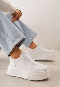 Renee - Białe Sneakersy VICES na Grubej Podeszwie Zdobione Perforacją przy Nosku Riosina. Kolor: biały. Materiał: jeans, koronka. Wzór: aplikacja #1