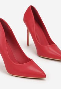 Renee - Czerwone Szpilki Xelis. Nosek buta: szpiczasty. Zapięcie: bez zapięcia. Kolor: czerwony. Materiał: materiał. Wzór: gładki. Obcas: na szpilce. Styl: elegancki, wizytowy #6