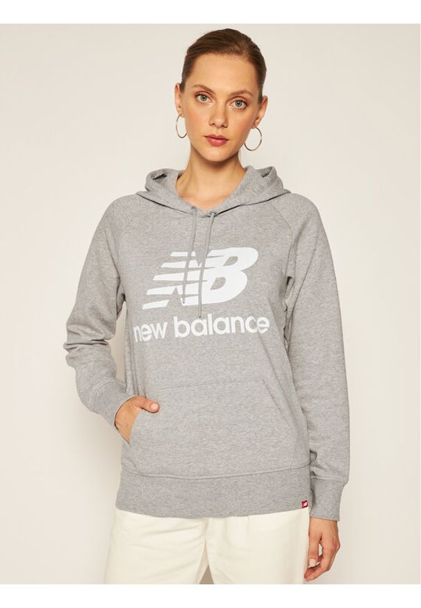 New Balance Bluza Esse po Hoodie NBWT0355 Szary Relaxed Fit. Kolor: szary. Materiał: bawełna, syntetyk