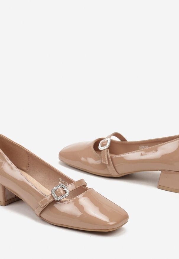 Born2be - Ciemnobeżowe Czółenka na Obcasie Ozdobione Cyrkoniami Nevsria. Okazja: na spotkanie biznesowe, do pracy, na co dzień. Kolor: beżowy. Materiał: jeans, jedwab. Wzór: aplikacja. Obcas: na obcasie. Styl: elegancki, casual, biznesowy, wizytowy. Wysokość obcasa: średni