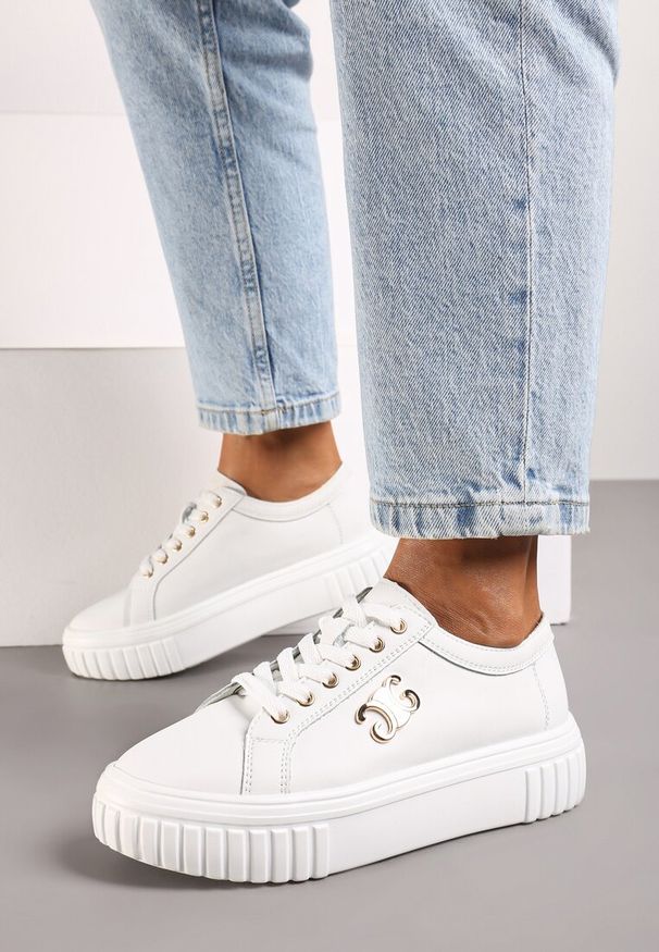 Born2be - Białe Skórzane Sneakersy na Tłoczonej Podeszwie Ozdobione Metalową Aplikacją Everinda. Okazja: na co dzień. Kolor: biały. Materiał: skóra. Szerokość cholewki: normalna. Wzór: aplikacja