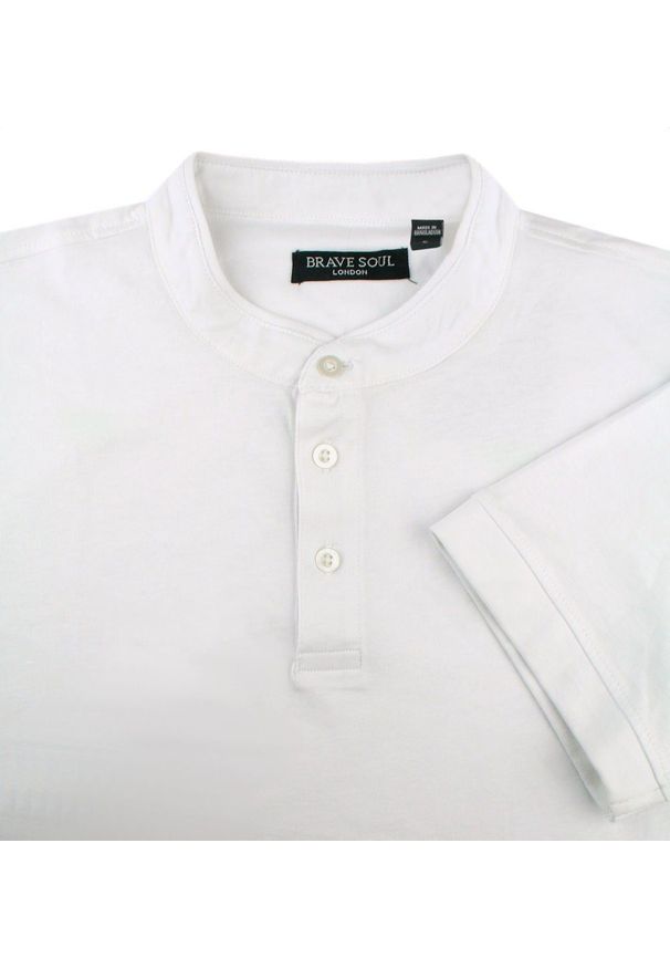 Męski T-Shirt na Stójce - Brave Soul - Biały. Okazja: na co dzień. Typ kołnierza: kołnierzyk stójkowy. Kolor: biały. Materiał: bawełna. Sezon: lato, wiosna. Styl: casual
