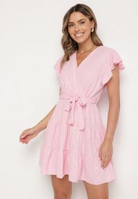 Born2be - Różowa Kopertowa Sukienka Ozdobiona Falbanami i Paskiem Liliessa. Okazja: na co dzień. Typ kołnierza: dekolt w kształcie V. Kolor: różowy. Wzór: aplikacja. Typ sukienki: kopertowe. Styl: klasyczny, casual, elegancki #1