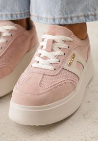 Born2be - Różowe Skórzane Sneakersy na Grubej Podeszwie Zdobione Drobną Perforacją Serinatea. Okazja: na co dzień. Kolor: różowy. Materiał: skóra. Wzór: aplikacja #2