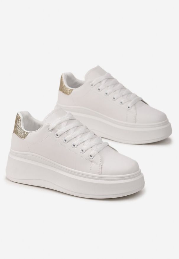 Renee - Biało-Złote Sneakersy Ozdobione Brokatem na Platformie Aeliris. Kolor: biały. Materiał: jeans. Wzór: aplikacja. Obcas: na platformie
