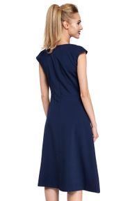 Sukienki.shop - Elegancka sukienka trapezowa z kontrafałdą wizytowa granatowa. Okazja: na imprezę, na wesele, na komunię, na ślub cywilny. Kolor: niebieski. Materiał: jeans, elastan, materiał. Długość rękawa: krótki rękaw. Wzór: gładki. Typ sukienki: trapezowe. Styl: wizytowy, elegancki #4