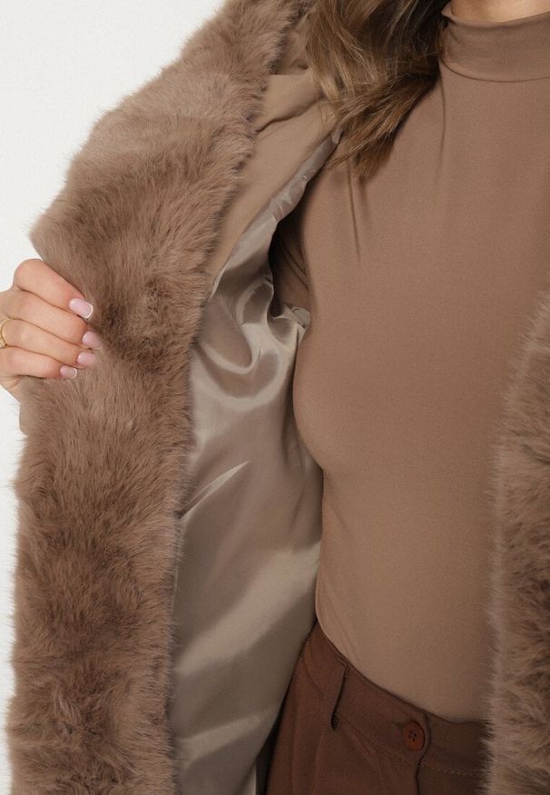 Born2be - Beżowa Pikowana Kurtka z Futerkowym Obszyciem i Paskiem Samiria. Okazja: na co dzień, do pracy, na spotkanie biznesowe. Kolor: beżowy. Materiał: poliester, dzianina, jeans, futro. Styl: biznesowy, klasyczny, casual