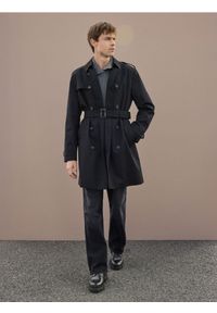 Reserved - Klasyczny trencz z paskiem - czarny. Kolor: czarny. Materiał: tkanina #1