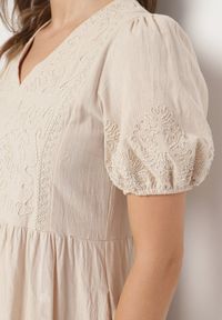 Born2be - Jasnobeżowa Bawełniana Sukienka Boho o Rozkloszowanym Kroju Zdobiona Haftem Lannivra. Okazja: na co dzień, na imprezę. Typ kołnierza: dekolt w kształcie V. Kolor: beżowy. Materiał: bawełna. Wzór: aplikacja, haft. Sezon: lato. Typ sukienki: rozkloszowane. Styl: boho #4