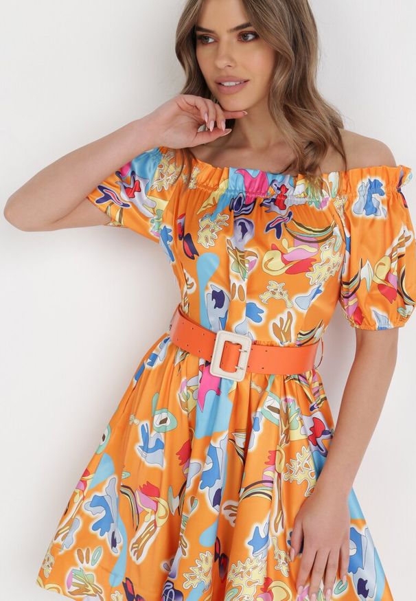 Born2be - Pomarańczowa Sukienka Satynowa Theophanthe. Okazja: na wesele, na ślub cywilny. Typ kołnierza: dekolt hiszpanka. Kolor: pomarańczowy. Materiał: satyna. Wzór: aplikacja, kolorowy. Długość: mini