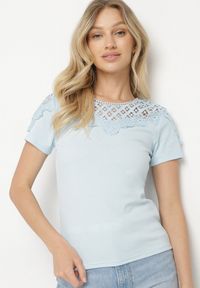 Born2be - Jasnoniebieski Bawełniany T-shirt z Koronkowymi Wstawkami Zaredira. Okazja: na co dzień. Kolor: niebieski. Materiał: bawełna, koronka. Wzór: koronka. Styl: klasyczny, casual, elegancki
