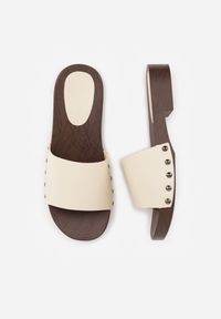 Renee - Beżowe Klapki Ozdobione po Bokach Nitami Neameronei. Kolor: beżowy. Materiał: skóra, jeans. Wzór: aplikacja #7