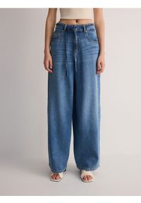 Reserved - Jeansy wide leg z paskiem - niebieski. Kolor: niebieski