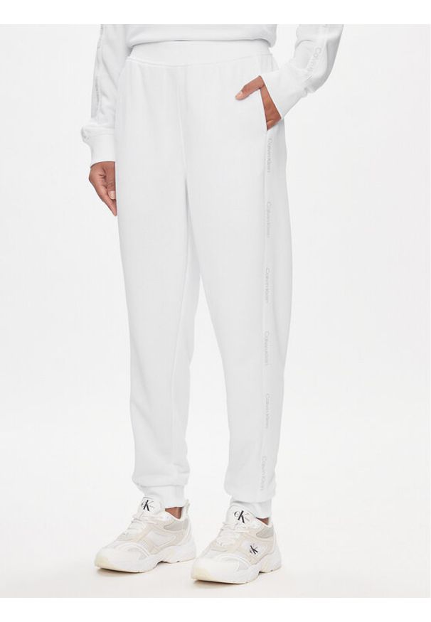 Calvin Klein Performance Spodnie dresowe 00GWS4P656 Biały Relaxed Fit. Kolor: biały. Materiał: syntetyk