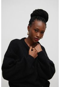 Marsala - Sweter oversize z bufiastym rękawem BLACK - RIVERO. Okazja: na co dzień. Materiał: wełna, akryl. Sezon: zima, lato, jesień, wiosna. Styl: casual, klasyczny