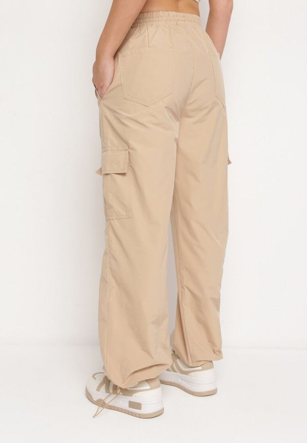 Born2be - Beżowe Spodnie Typu Bojówki z Gumką w Pasie z Kieszeniami i Ściągaczami Lomienna. Kolor: beżowy