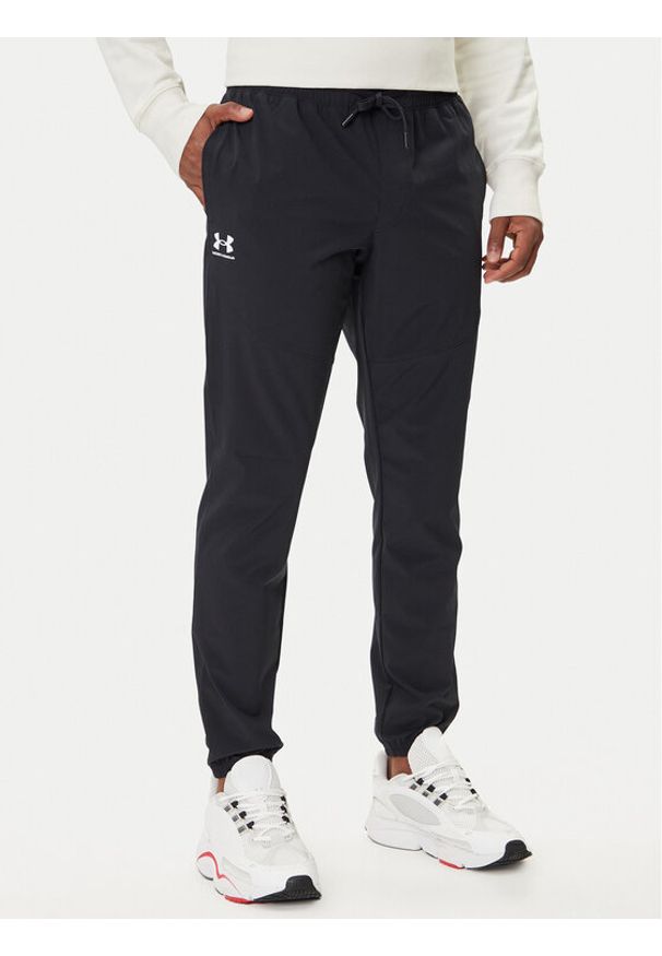 Under Armour Spodnie dresowe UA Vibe Woven 1386557 Czarny Regular Fit. Kolor: czarny. Materiał: syntetyk