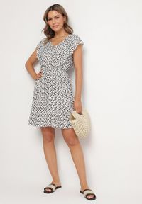 Born2be - Biała Rozkloszowana Sukienka z Bawełny w Kwiaty z Guzikami Ronelle. Okazja: na spacer, na randkę, na co dzień. Kolor: biały. Materiał: bawełna. Wzór: kwiaty. Typ sukienki: proste, rozkloszowane. Styl: elegancki, casual #6