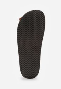 Born2be - Jasnobrązowe Płaskie Klapki Mule Zdobione Frędzlami i Kokardką z Koralikami Petlame. Okazja: na co dzień. Kolor: brązowy. Materiał: jeans, len. Wzór: aplikacja. Sezon: lato. Styl: boho, casual, elegancki #6